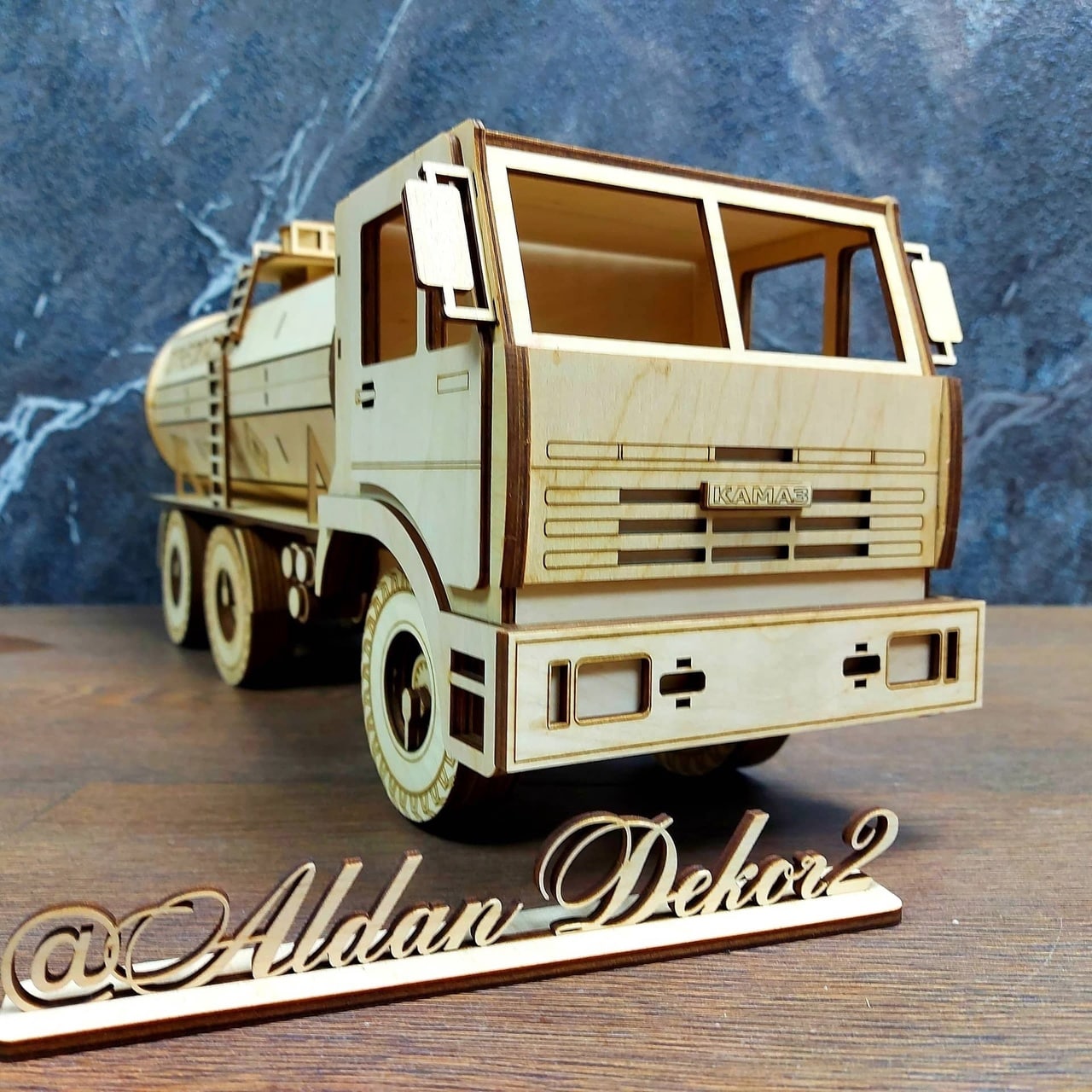 Tráiler Porta Vino con Vasos – Caja Decorativa de Madera