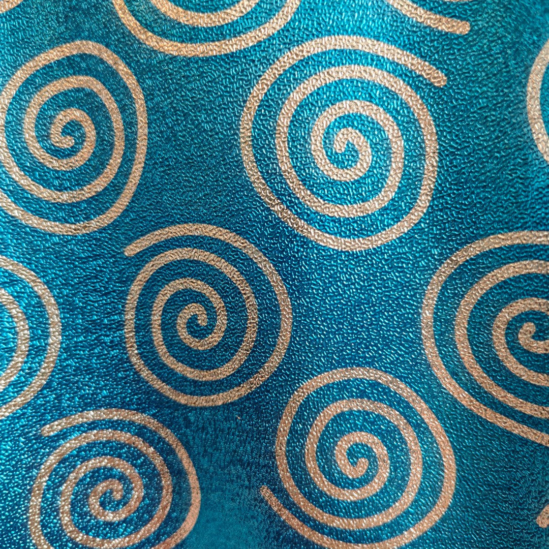 Papel Gofrado Con Patones Plateados Paquete Con 25 Pliegos