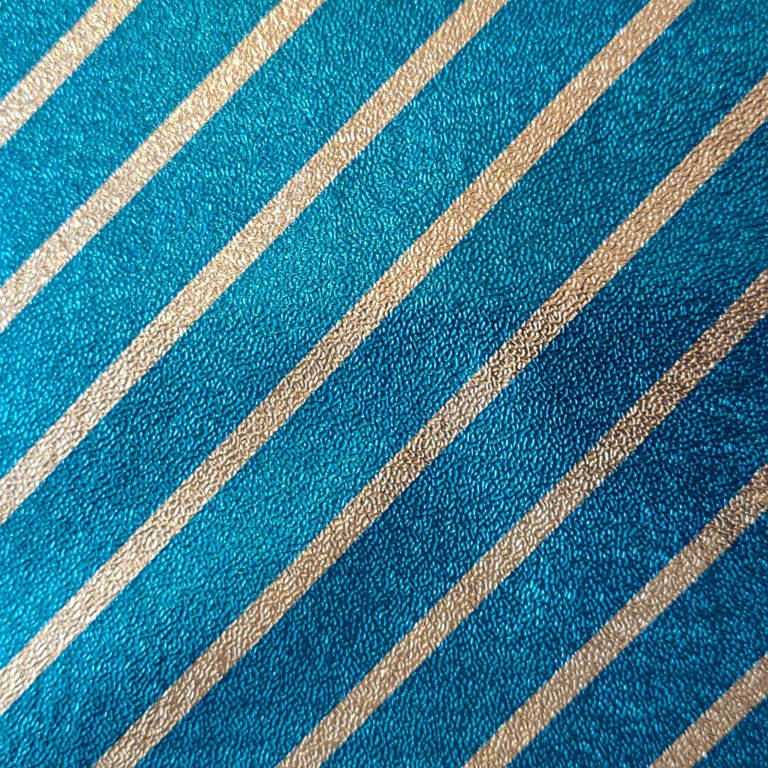 Papel Gofrado Con Patones Plateados Paquete Con 25 Pliegos