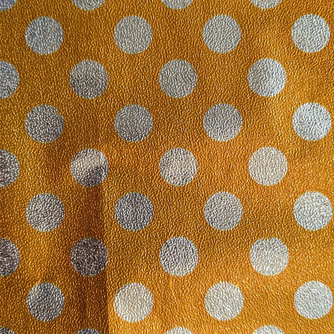 Papel Gofrado Con Patones Plateados Paquete Con 25 Pliegos