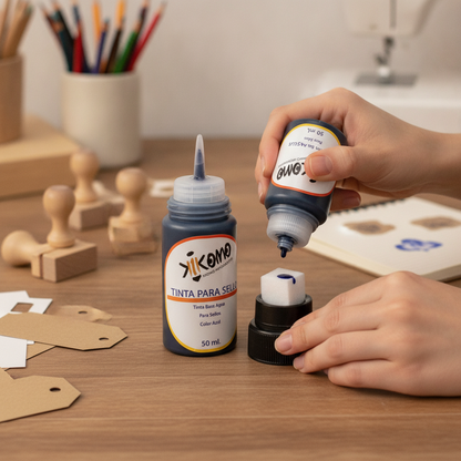 Tinta para sello KIKOMO en escritorio